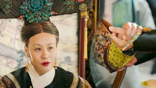 Ruyi noticed Zhen Huan's questioning and secretly gestured to Rong Pei to seize the bitch handle!