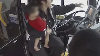 Водитель автобуса спас ребенка