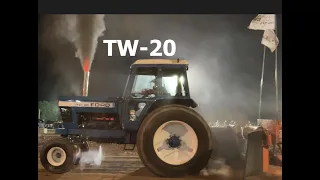 Tractor Pulling Ford TW-20 Blowing Black Smoke & Flame Aylmer 2022