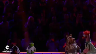 TNT Drop the Mic- Kermit the Frog and Pepé vs. Miss Piggy and Beaker -  BATTLE -