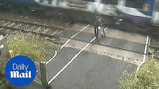 Cyclist in near-miss with level crossing train - Daily Mail