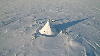 Обнаружил с помощью дрона заметенный чум посреди тундры /what is in the abandoned tent in the tundra