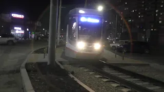Ночные трамваи на новой остановке ул. Петра Метальникова.