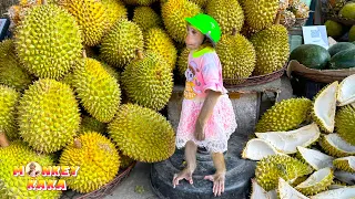 Monkey Kaka and Diem eagerly waited for mom to peel the durian