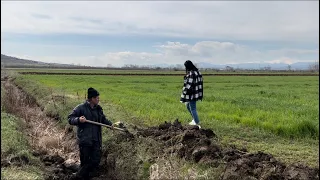 Devoll, të punosh tokat bujqësore për të paguar shkollën e fëmijëve