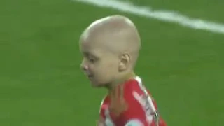 Больной раком ребенок забивает пенальти в ворота Челси