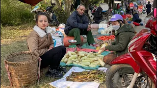 Go to the market to sell taro sprouts and vegetables. farm life