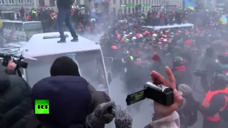 Майдан разбушевался  митингующие в Киеве прорывают оцепление у кабмина