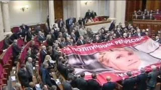 Ukraine MPs disrupt key Yanukovich speech