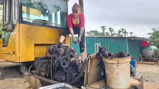 The genius girl repairs and restores the excavator.