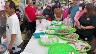 阿源說表哥是從大陸來的  台語都聽不懂 台中市豐原中正公園  海鮮叫賣哥阿源  Taiwan seafood auction