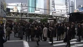 都内で帰宅困難者が続出 JR新橋駅付近