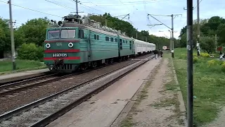 електровоз вл80к-135 тягне вагони електропоїзду епл2т-027 з фарбування з Черкащини