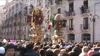 Il Cereo dei Pescivendoli e il Cereo Macellai fanno ingresso in Piazza Stesicoro Insieme