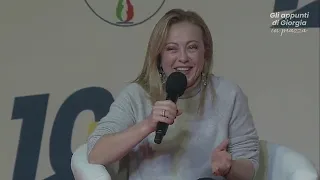 "Gli appunti di Giorgia in piazza". Ora in diretta l'intervista di Giorgia Meloni ai 10 anni di FdI