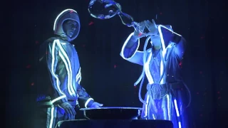 Люминисцентное шоу пузырей в светящихся костюмах