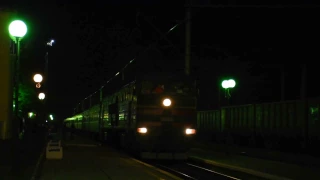 2ТЭ10УТ-0058 с пассажирским поездом Херсон - Киев прибывает на ст.Апостолово