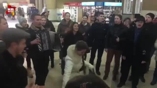 В Москве на Киевском вокзале спели хором: Распрягайте, хлопцы, коней