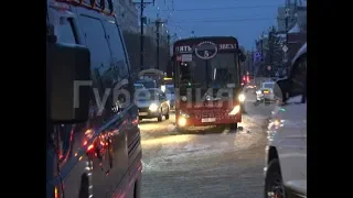 Пассажирский автобус протаранил иномарку с детьми в центре Хабаровска. Mestoprotv