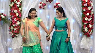 Viral Sangeet Dance of Sisters | Bride and Bridesmaid | Nach de ne saare | Hum toh aise hai bhaiyya