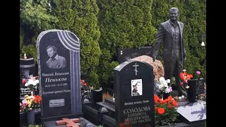 памятники Пенькову, Галкину, Степанову и семьи Дедюшко