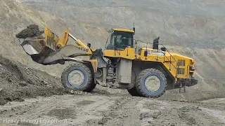 Komatsu WA600 Wheel Loader Mud Removal & Cleaning Road Almost A Double Collision