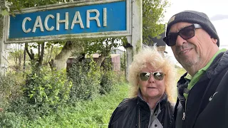 "UN PUEBLO MUY TRANQUILO PARA CRIAR HIJOS" Caminamos CACHARI y conocimos parte de su historia. Azul