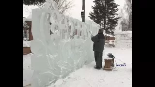 Житель Енисейска в одиночку готовит ледовый городок к Новому году