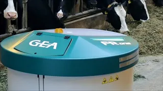 Робот FRone - подталкиватель кормов GEA