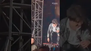 Persistent fan touching Dimash at Prague concert and his reaction #dimash April 16, 2022