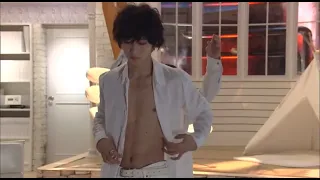 L casually taking off his shirts [Death Note]