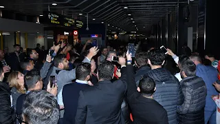 Bolllywood star Shah Rukh Khan gets mobbed in Australia