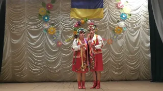 Співають дипломанти вокального конкурсу «Пісня про маму» Валентина Комірна та Анна Ткаченко