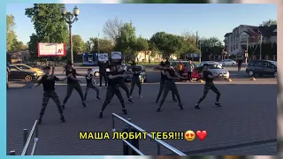 Оригинально встретила парня из армии😍