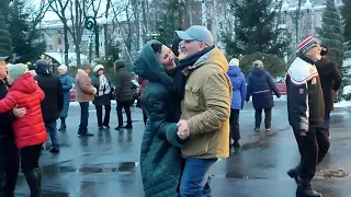 РАДИ ЭТОЙ ЖЕНЩИНЫ, Я ГОТОВ ДО НЕБА ДОСТАТЬ!💃🕺🌹/ТАНЦЫ В ПАРКЕ ГОРЬКОГО ХАРЬКОВ ЯНВАРЬ 2022