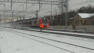 Электропоезд ЭС2ГП-004 "Ласточка" следует по ст. Железнодорожная.