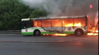 На МКАД полыхает пассажирский автобус — «горячее» видео с места