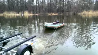 Спуск лодки Калибри КМ 330 Д на воду с лафета Лидер