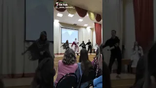 Танец под Gimme The Loot в школе