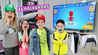 Joguei PLAYSTATION 5 com MEUS IRMÃOS na TV de 86 POLEGADAS - Piero Start Games