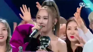 YVES BEING SUNMI FANGIRL! (interactions, yves dancing and singing sunmi songs)