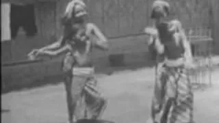 Bali Aprendiendo a bailar Legong. Covarrubias 1932