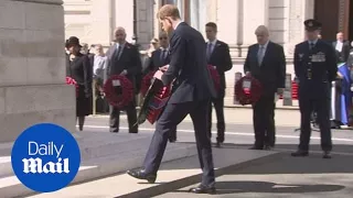 Prince Harry lays wreath at Cenotaph for Anzac Day memorial - Daily Mail