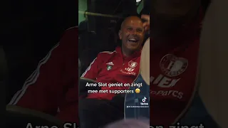 Jalala! 🎶 Arne Slot zingt mee en geniet na titel Feyenoord 🤩