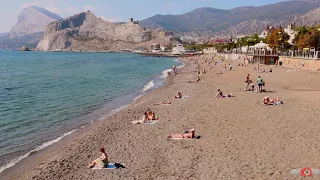 Пляж. Полдень 1 октября 2022. Курорт Судак в Крыму