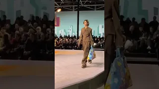 colors & childlike painting in Louis Vuitton Men's Fall-winter 23-24 fashion show 💜♥️💛💙