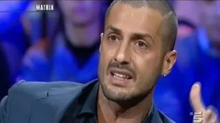 Fabrizio Corona sbrocca a Matrix: tira un pugno e si rompe la mano