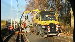 Локомобиль Mercedes Unimog U400. Навеска: пылесос вакуумно-подметальный