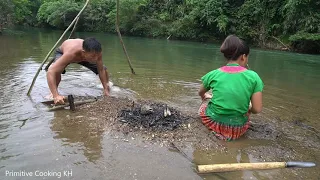 Primitive Life Wild: Girl Solo Bushcraft At Stream - Survival Off Grid Every Day