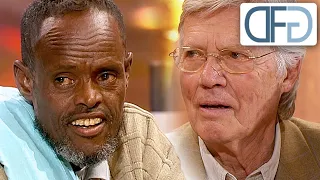 Karlheinz Böhm wird von seinem langjährigen Freund und Oberbürgermeister Abdi Ali überrascht (2004)